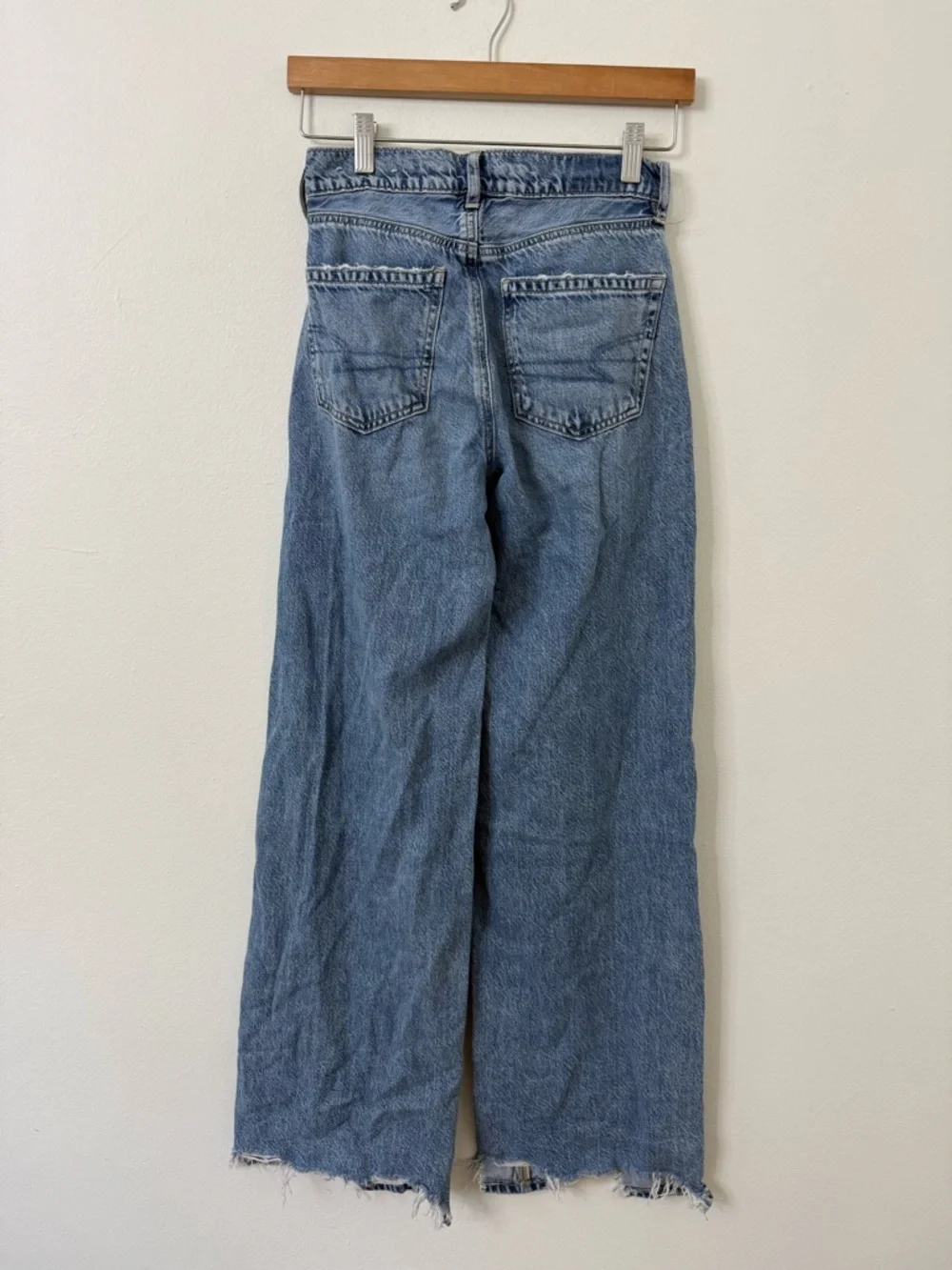 {000} American Eagle Super High-Rise Baggy Wide Leg Women's Jeans in Light Blue - Picture 6 of 9